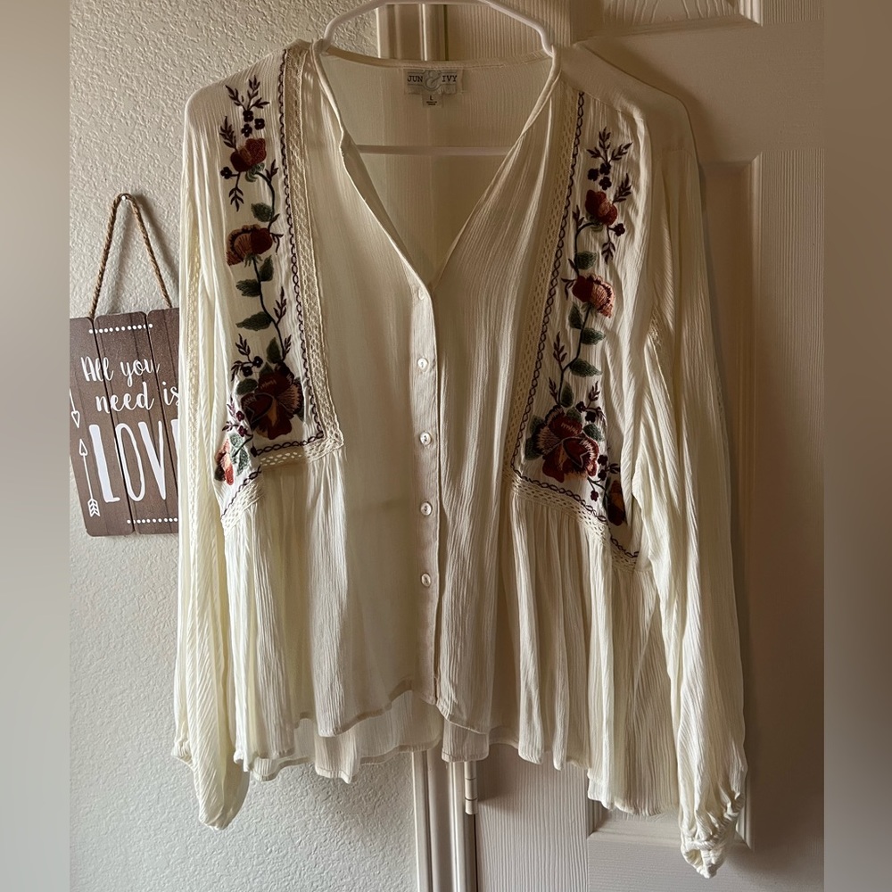 Francesca’s Offwhite floral detail shirt
